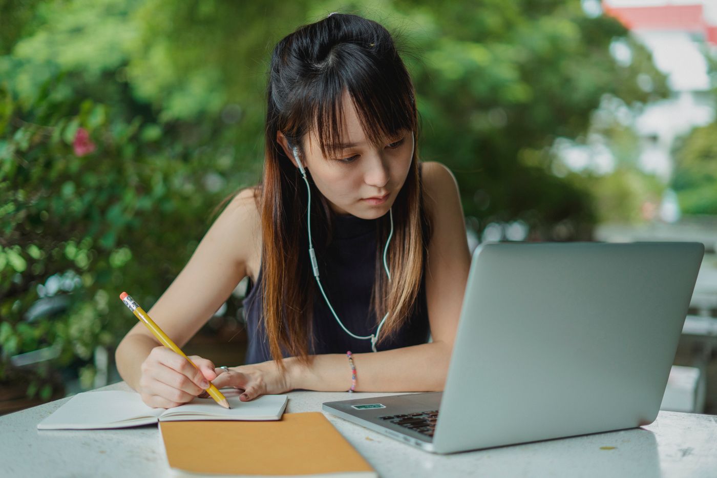 Belajar dengan laptop dan catatan